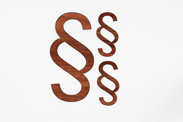 Paragraphenzeichen aus Holz