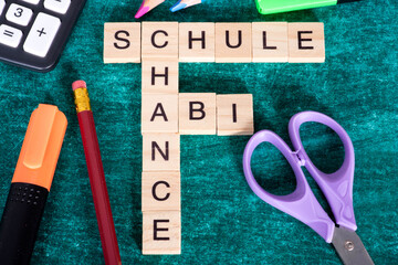Bunte Schulsachen und Worte Schule, Abi und Chance