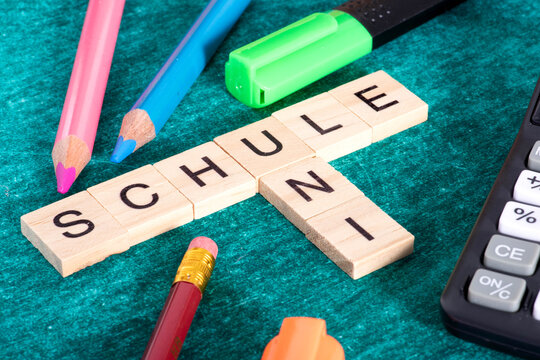 Bunte Schulsachen und Worte Schule und Uni