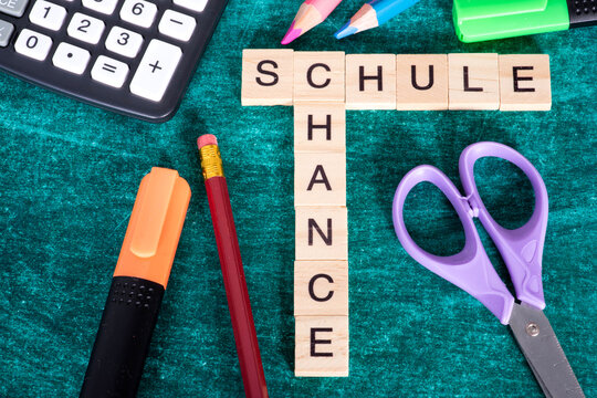 Bunte Schulsachen und Worte Schule und Chance