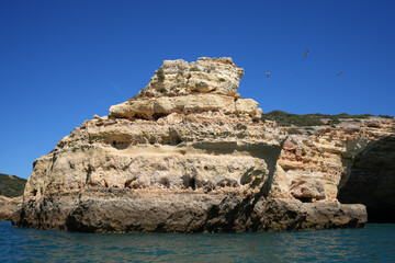 Sandsteinformation am Strand der Algarve im Süden Portugals 