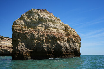 Sandsteinformation am Strand der Algarve im Süden Portugals 