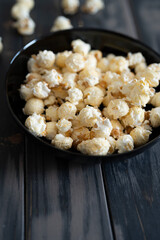 Popcorn in einer schwarzen Schale