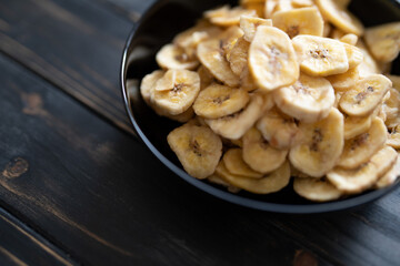 Bananenchips in einer schwarzen Schale