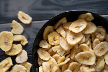 Bananenchips in einer schwarzen Schale