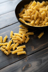 Nudeln in einer schwarzen Schale