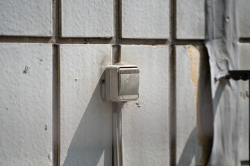 Schalter an einer Hauswand