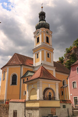 Fototapeta na wymiar Romantisches Kallmünz; Pfarrkirche St. Michael und Kriegerdenkmal