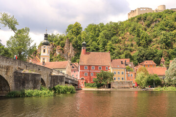 Fototapeta na wymiar Romantisches Kallmünz an der Naab; Steinerne Brücke mit Pfarrkirche, Rathaus und Burgruine