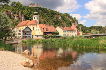 Fototapeta na wymiar Romantisches Kallmünz an der Naab; Flussufer mit Pfarrkirche Burgruine und Rathaus