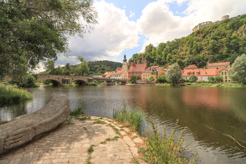 Fototapeta na wymiar Romantisches Kallmünz an der Naab; Blick auf die Steinerne Brücke, St. Michael, Rathaus und Biurgruine