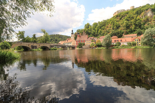 Romantisches Kleinod im Naabtal; Blick auf Kallmünz mit Steinerner Brücke, Kirche, Rathaus und Burgruine