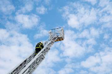 Une grande échelle de pompier pour sauver des vies sur fond de ciel bleu avec des nuages