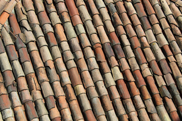 Tegole di un tetto di una vecchia casa nel centro storico di una città