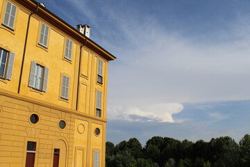 Palazzo reale storico in campagna in estate