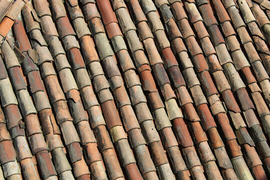 Tegole di un tetto di una vecchia casa nel centro storico di una città