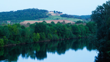 Fototapeta na wymiar Vallées de la Dordogne, photographiées pendant l'heure bleue