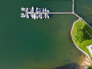Aerial shot of a picturesque harbor on Lake Norman in Cornelius, North Carolina - obrazy, fototapety, plakaty