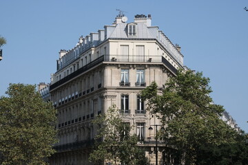 Fototapeta premium Paris building façades, characteristic roofs, and more.It gathers many types of buildings, coming from various districts of the city; all passing through various settings of the day.