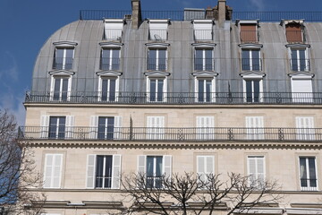 Obraz premium Paris building façades, characteristic roofs, and more.It gathers many types of buildings, coming from various districts of the city; all passing through various settings of the day.