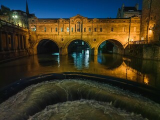 Scenic view of Pulteney bridge at night in Bath, Somerset, United Kingdom - obrazy, fototapety, plakaty