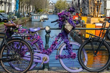 Fototapeta na wymiar Bicycle with a bouquet of vibrant flowers