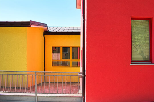 The modern minimal architecture finds a compelling expression in the skillful dialogue between forms and colors