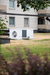 Zwei Wärmepumpen auf einer Wiese eines Mehrfamilienhaus in Düsseldorf, NRW, Deutschland.