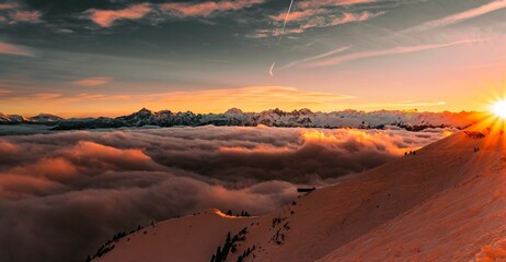 Fototapeta na wymiar Beautiful sunset over majestic mountain peaks. Hafelekarspitze, Austria.