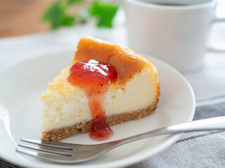 苺ソースがかかったベイクドチーズケーキ