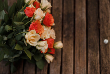 red roses on wooden background