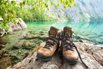 Wanderschuhe am Bergsee