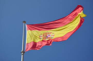 bandera de España hondeando