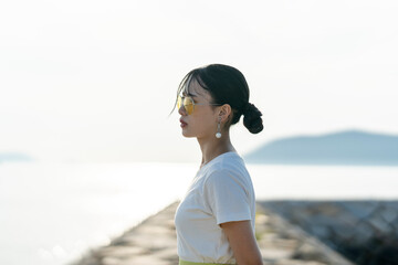 夕暮れの海にいる女性 © peach100