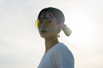 夕暮れの海にいる女性