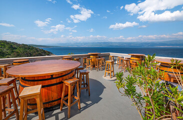 Fototapeta premium Vrbnik, Insel Krk, Kroatien, Panoramablick nach Rijeka