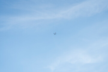 青空を飛ぶ飛行機