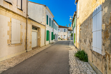 Fototapeta na wymiar Narrow street in Ars-en-Ré, France on a sunny day