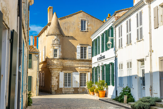 The manor of Ars-en-R&eacute;, known as the residence of the Senechal