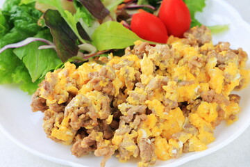 挽肉と卵の炒め物