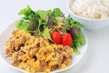 挽肉と卵の炒め物