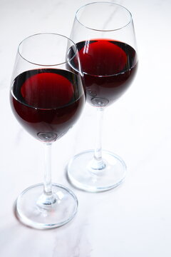 赤ワインが注がれたふたつのワイングラス