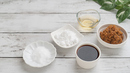 日本の基本の調味料・さしすせそ　イメージ｜砂糖・塩・酢・醤油・味噌