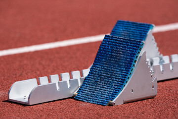 un strating-block posé sur une piste d'athlétisme