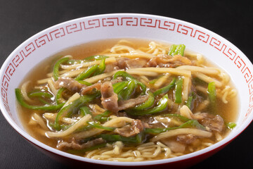 ルースー麺　(細切り肉炒め麺)
