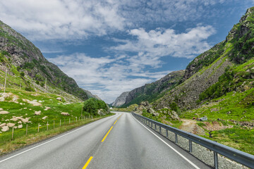 Nationalstrasse in Norwegen durch bergige Landschaft