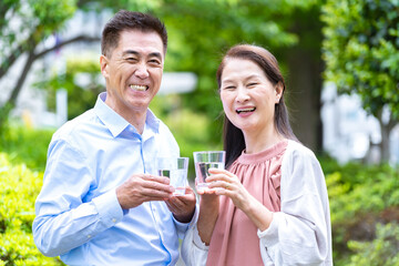 水を持った日本人夫婦
