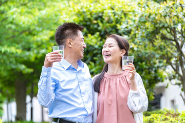 Fototapeta premium 水を持った日本人夫婦