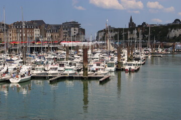 Fototapeta na wymiar Vue sur le port de Dieppe avec la chapelle N-D-de-Bonsecourt en arrière-plan