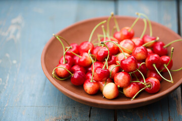 A ripe sweet cherries in a ceramic bowl